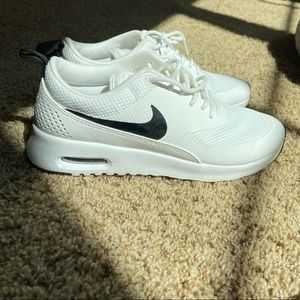 White Nike women’s air max thea size 6